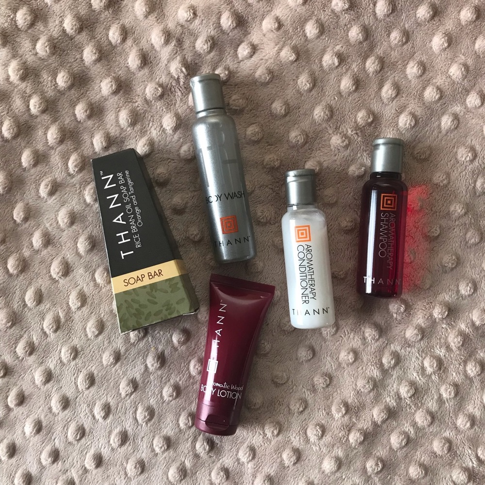 TOILETRY TRAVEL SET